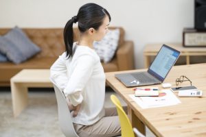 同じ姿勢を長時間続けることも腰痛の原因になります