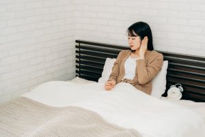 耳鳴りの辛い症状で眠れずに悩む女性